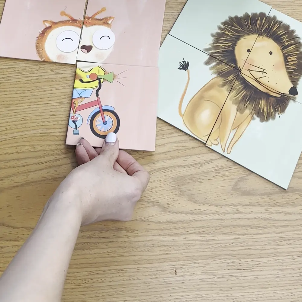 Aslan ve bisikletli maymun yapbozları, bir el parçayı yerleştiriyor